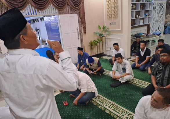 Anggota Dewan Pakar MW KAHMI Sulsel Baharuddin Solongi membawakan ceramah tarwih pada acara Buka Puasa Bersama MW KAHMI Sulsel, Senin 18 Maret 2024.