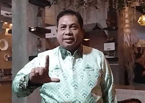 Ketua BPW KKLR Sulsel Ir Hasbi Syamsu Ali melaunching Batik Khas KKLR di Makassar, 2 Juni 2024.