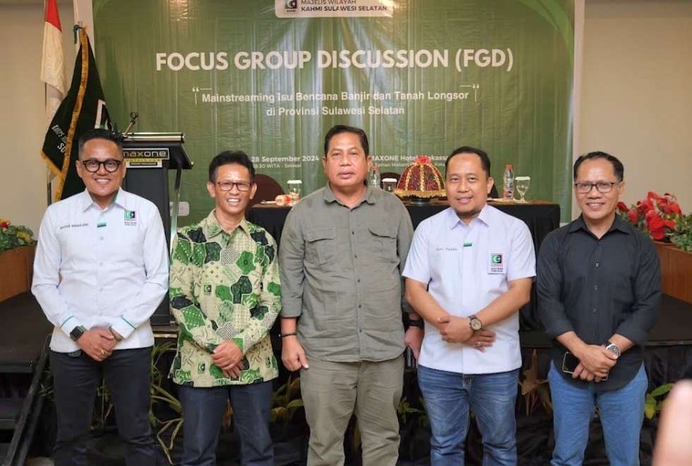 Ketua KKLR Sulsel Ir Hasbi Syamsu Ali berfoto bersama dengan panitia FGD Banjir KAHMI Sulsel, Sabtu (28/09/2024).