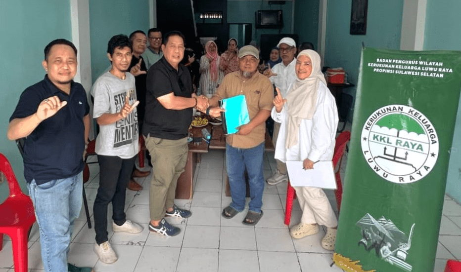 Foto bersama usai rapat laporan pertanggungjawaban (LPJ) dua kepanitiaan, yakni Semarak Hari Perlawanan Rakyat Luwu (HPRL) ke-69 dan Halalbihalal KKLR Sulsel, yang berlangsung di Sekretariat BPW KKLR Sulsel, Jalan Sultan Alauddin, Kompleks Ruko Pa'baeng-baeng, Makassar, Sabtu (3/5/2025).