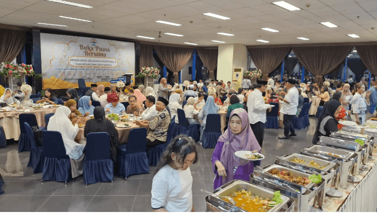 Kegiatan buka puasa bersama yang digelar Kerukunan Keluarga Rante Balla (KKRB) Makassar dan sekitarnya di Lantai 19 Gedung Graha Pena, Jalan Urip Sumoharjo, Makassar, Jumat (13/3/2026).