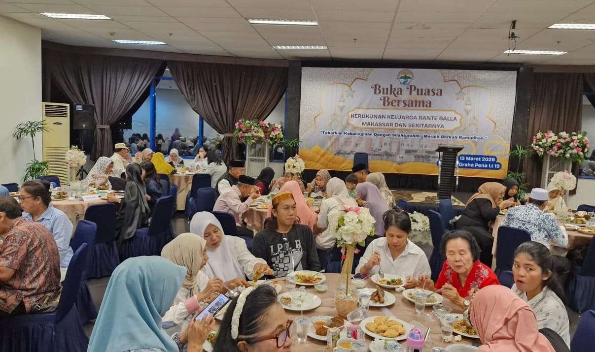Kegiatan buka puasa bersama yang digelar Kerukunan Keluarga Rante Balla (KKRB) Makassar dan sekitarnya di Lantai 19 Gedung Graha Pena, Jalan Urip Sumoharjo, Makassar, Jumat (13/3/2026).