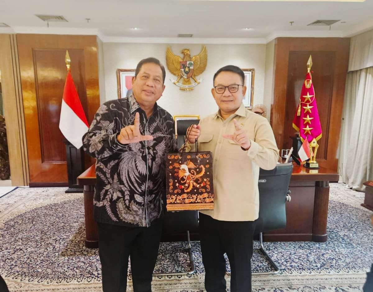 Ketua BPW KKLR Sulsel Hasbi Syamsu Ali bersama KSP Jenderal Purn Dudung Abdurachman